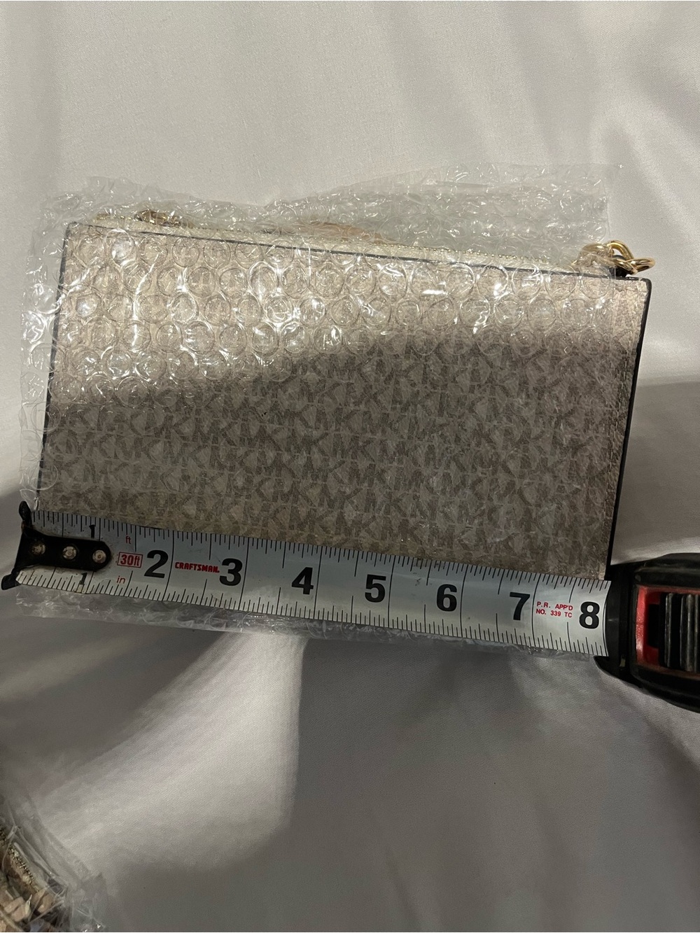 MICHAEL KORS Cream Logo-Print fanny pack with Gold Chain - Picture 6 of 7